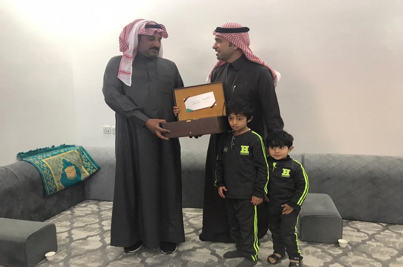 أطفال عرعر يستقبلون وزير الإسكان بالورود