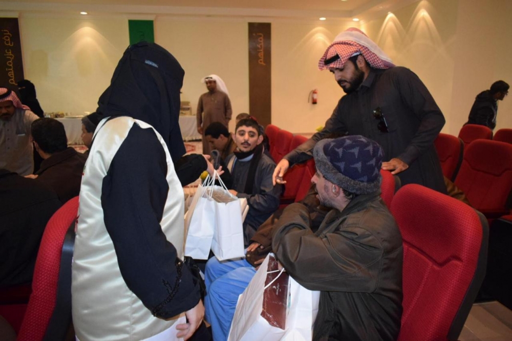 فريق رؤية وطن التطوعي يشارك نزلاء التاهيل الشامل بعرعر كلنا اخوه بمناسبة اليوم العالمي للتطوع