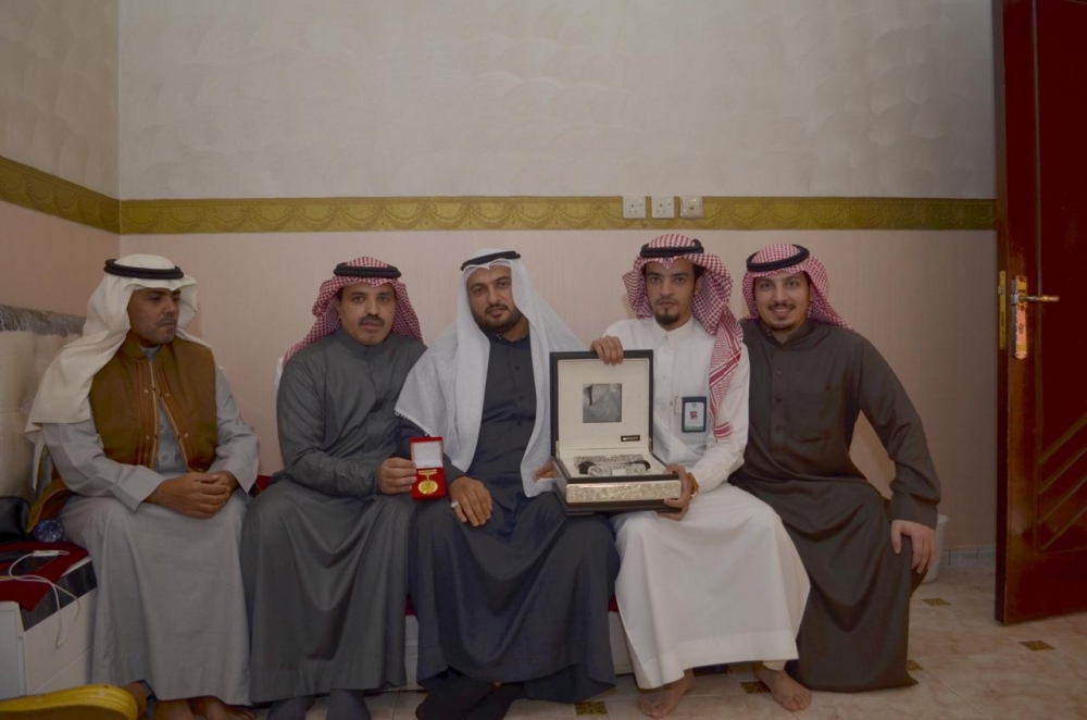 رئيس لجنة التنمية الاجتماعية الأهلية بعرعر ومجموعة من قادة الفرق التطوعية يقومون بزيارة المواطن : أحمد سيف الحبلاني