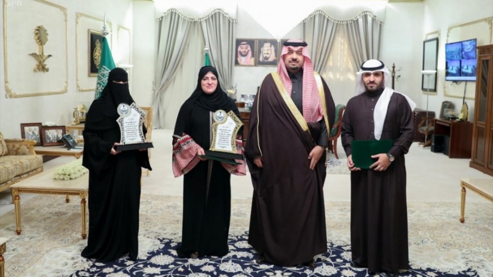 سمو أمير منطقة الحدود الشمالية يكّرم الفريق الطبي الذي أسهم في توليد امرأة على متن طائرة الخطوط السعودية