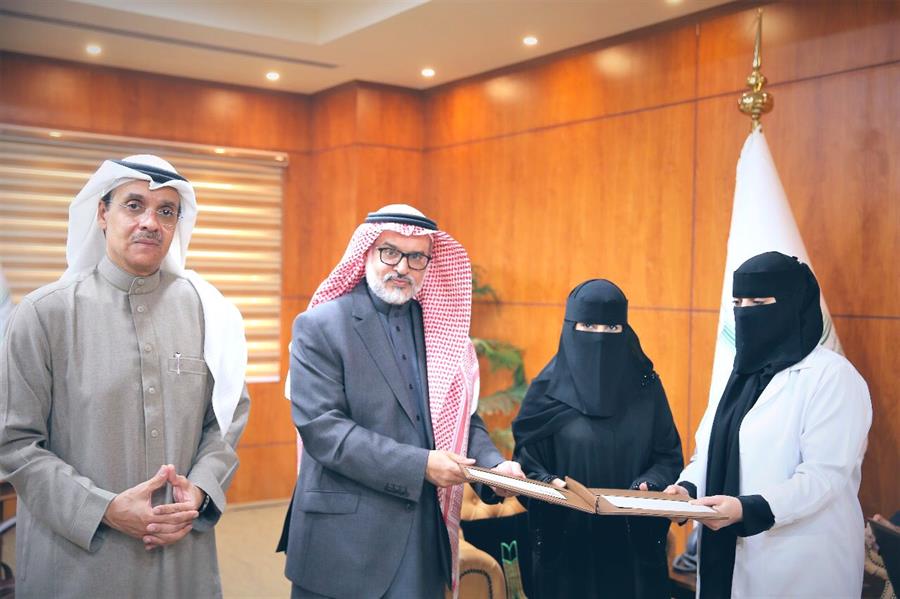 جامعة الحدود الشمالية تسلم وثيقة تخرج طالبة متوفاة أثناء فترة الامتياز لأسرتها