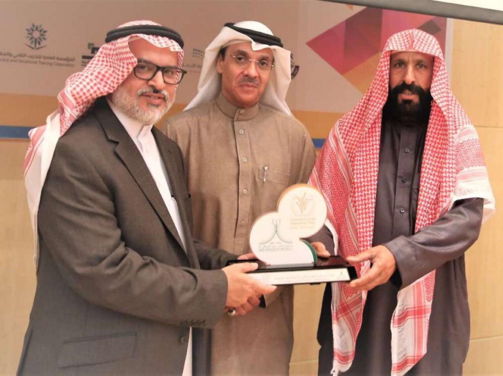 معالي مدير جامعة الحدود الشمالية يكرم رابطة سدر عرعر البيئية