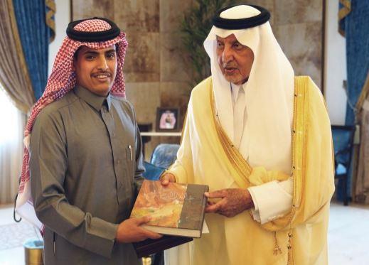 الأمير خالد الفيصل يستقبل الشاعر الذي أوقفه حينما أراد مدحه بقصيدة ويكرمه بهديتين