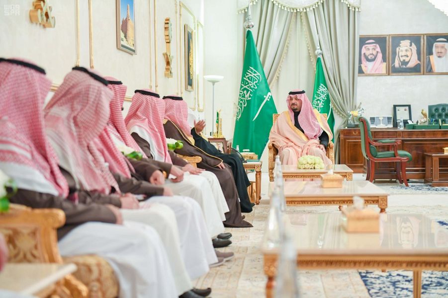 سمو أمير منطقة الحدود الشمالية يستقبل رئيس وأعضاء لجنة التنمية الاجتماعية الأهلية بمحافظة طريف