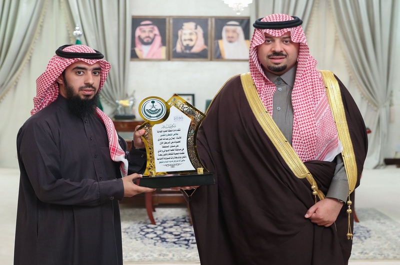 أمير الحدود الشمالية يستقبل المعلم الفائز بالمركز الأول على مستوى المملكة في مسابقة الخط الديواني