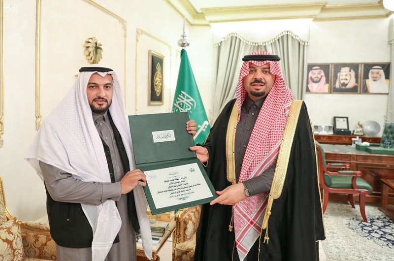 سمو أمير الحدود الشمالية يكّرم مواطن تبرع