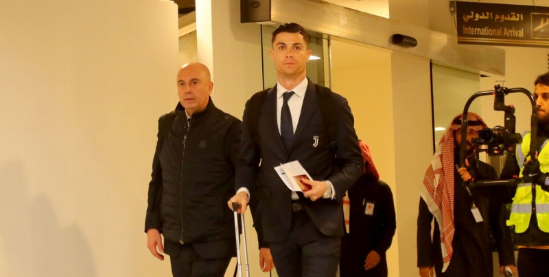 وصول بعثة يوفنتوس إلى مطار الرياض في مقدمتها رونالدو