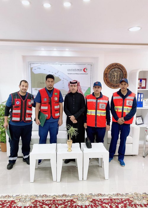 مدير عام فرع هيئة الهلال الأحمر بالمنطقة يكرم ثلاثة من الموظفين الميدانيين