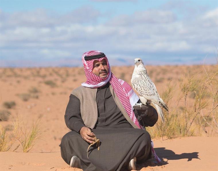الأمير تركي بن محمد يقنص بالصقر النادر الذي أهداه بوتين للملك سلمان