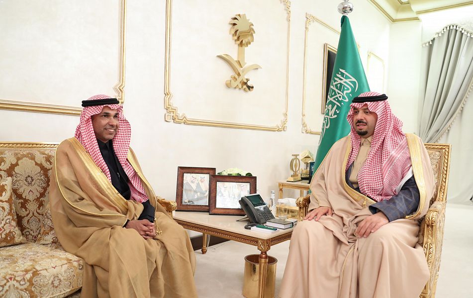 سمو أمير منطقة الحدود الشمالية يستقبل الرئيس التنفيذي لمجموعة الاتصالات السعودية