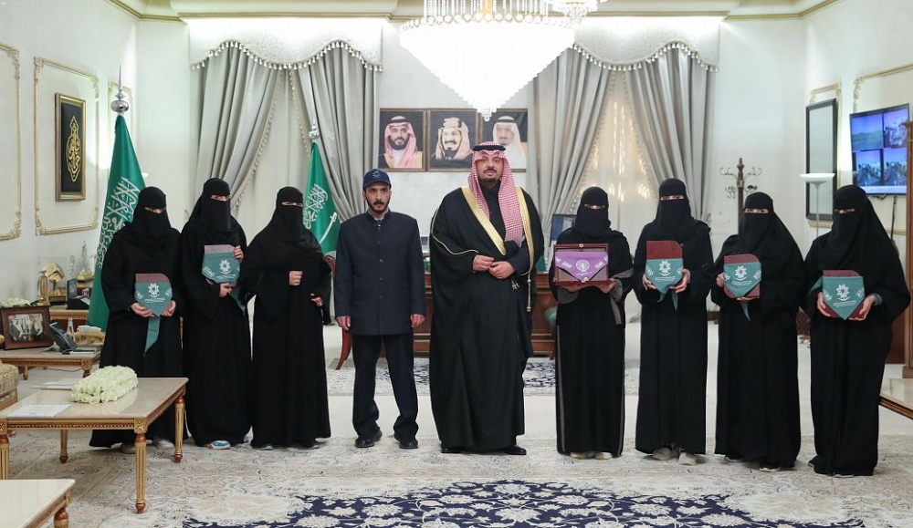 سمو أمير الحدود الشمالية يدشن الفريق الكشفي النسائي للكلية التقنية للبنات بعرعر