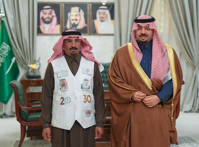 سمو أمير الحدود الشمالية يستقبل الرحالة سعد العتيبي