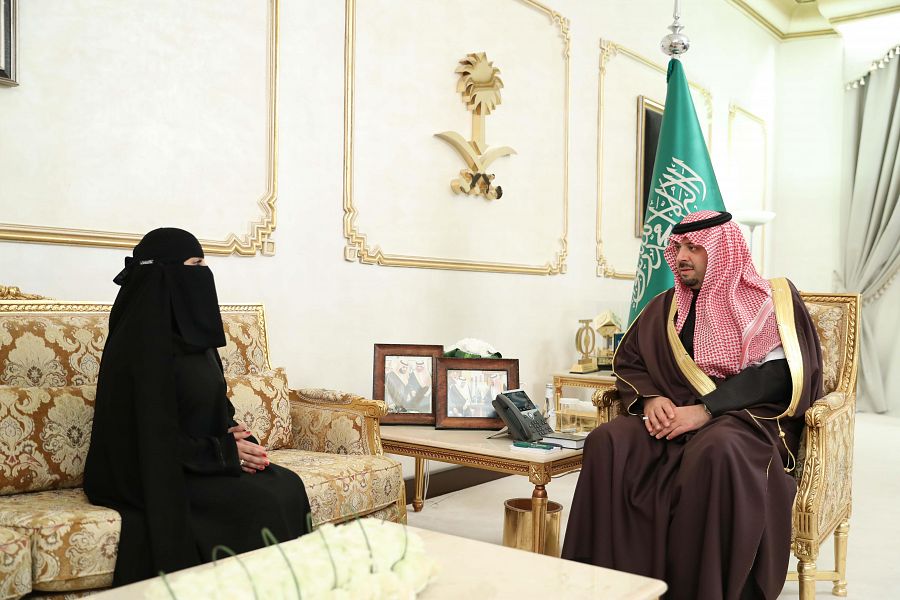 سمو الأمير فيصل بن خالد بن سلطان يتسلم نسخة من رسالة الماجستير