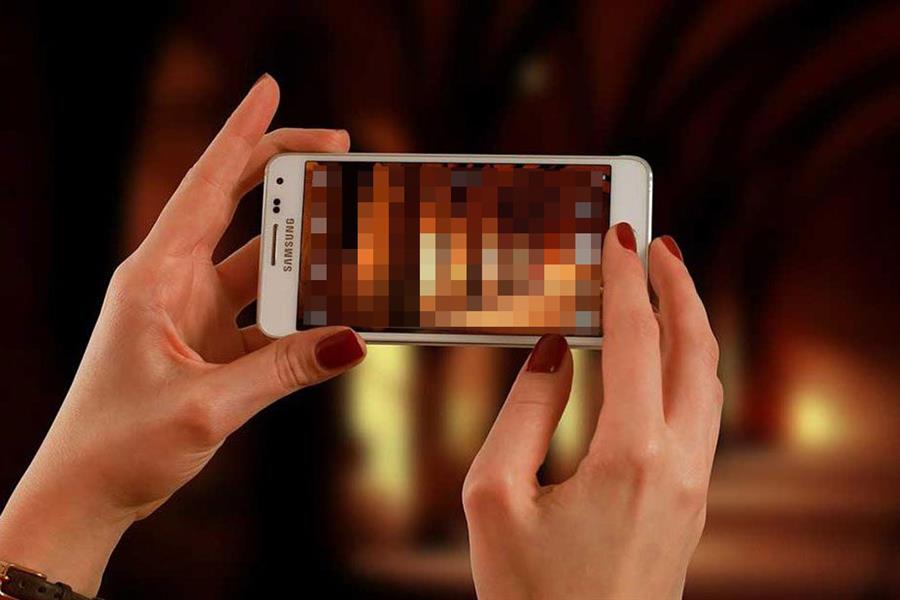 نساء يواجهن أحكاماً بالسجن بسبب تصوير أخريات في