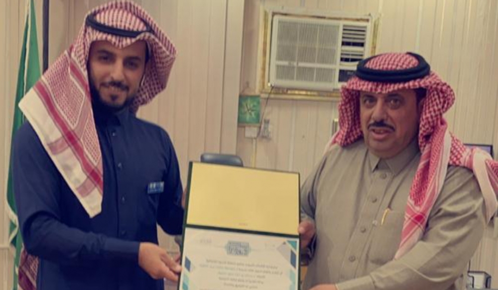 بعد نشر صحيفة عرعر اليوم للخبر ... مدير الإشراف التربوي بتعليم الحدود الشمالية يكرم قائد منارات عرعر الأهلية نظير لمشاركة الطلاب إحتفالية ذكرى بيعة خادم الحرمين بالرغم من مرضه