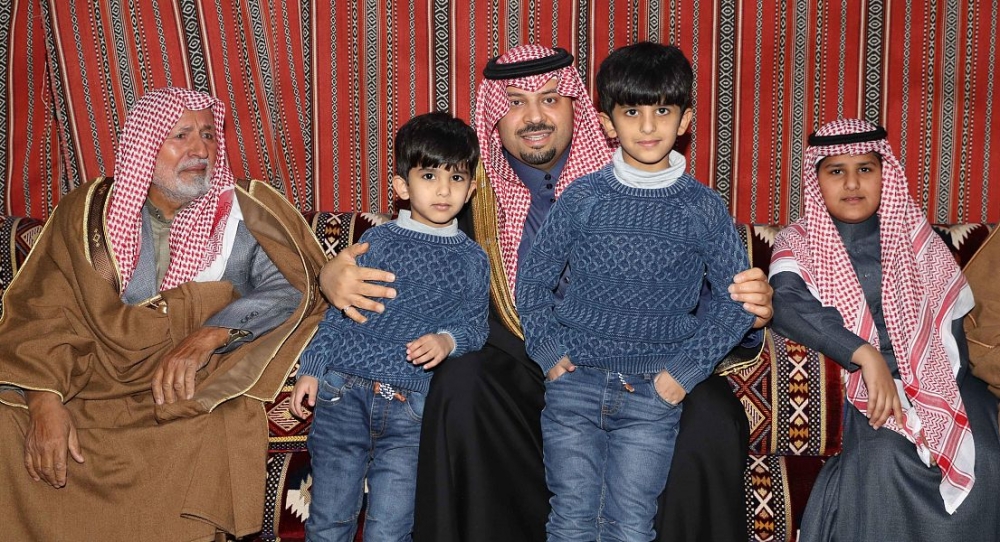 سمو أمير الحدود الشمالية يقدم العزاء لذوي المقدم نواف السلطاني - رحمه الله -