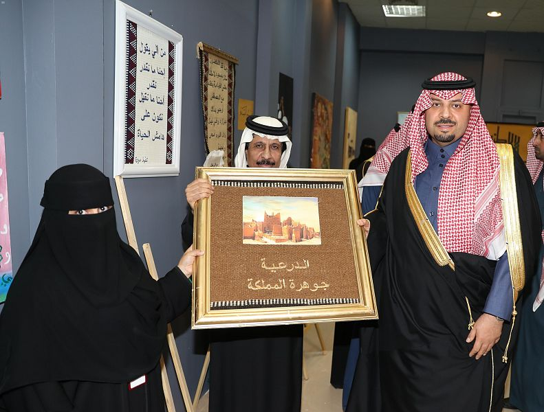 سمو أمير الحدود الشمالية يتفقد المكتبة العامة وجمعية الثقافة والفنون