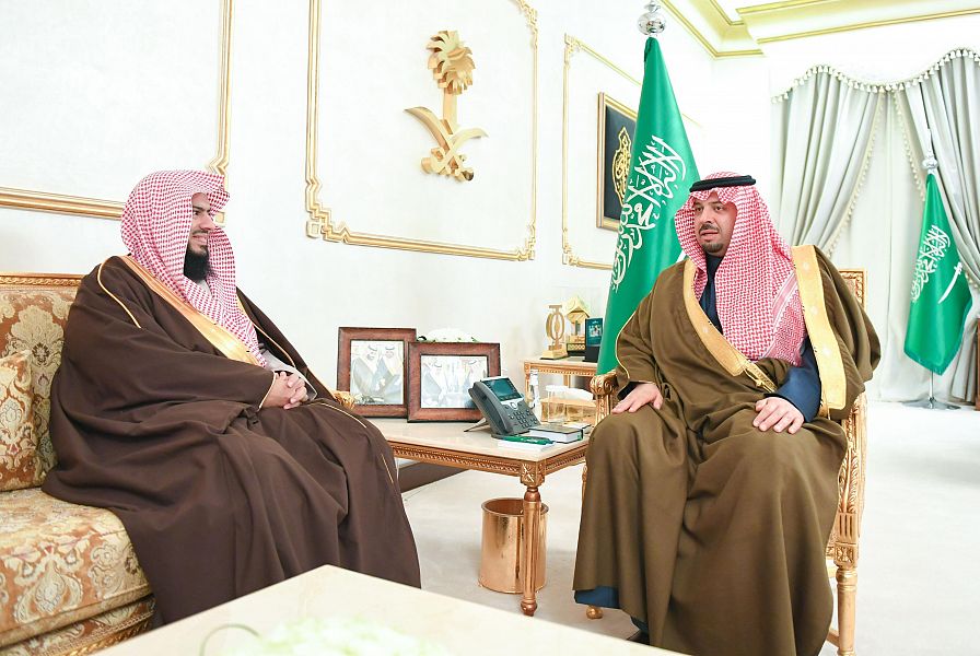 سمو أمير الحدود الشمالية يستقبل رئيس المحكمة العامة بعرعر وعددًا من القضاة