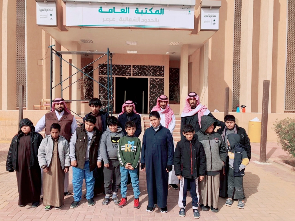 طلاب برنامج التربية الفكرية بابتدائية عبدالله بن عباس يقومون بزيارة المكتبة العامة بعرعر