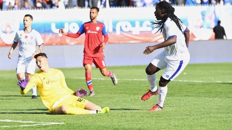 الهلال يفوز على أبها بهدفين مقابل هدف ويتصدر الدوري