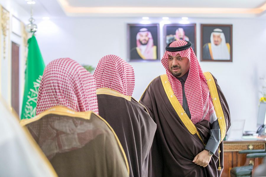 سمو أمير منطقة الحدود الشمالية يستقبل رئيس المحكمة العامة برفحاء وعددا من القضاة