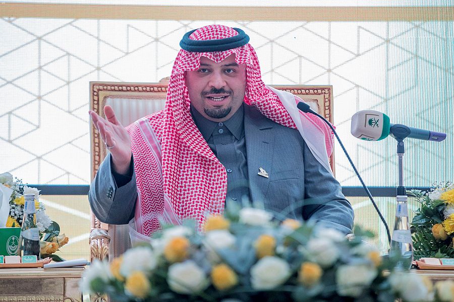 سمو أمير الحدود الشمالية يتفقد كلية العلوم والآداب بجامعة رفحاء ويطلق شعار