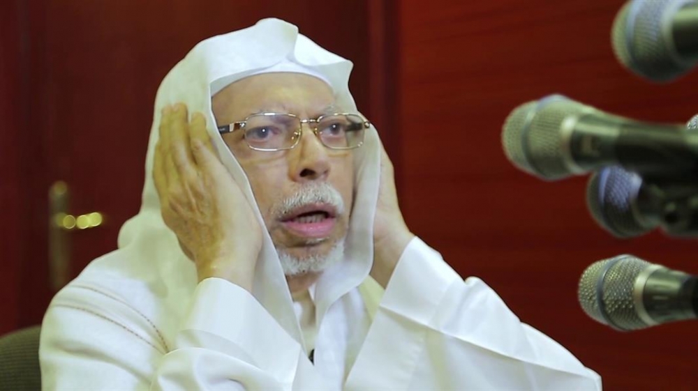 الشيخ علي الملا يكشف عن سبب تأثر صوته أثناء رفع الأذان ويُطمئن متابعيه