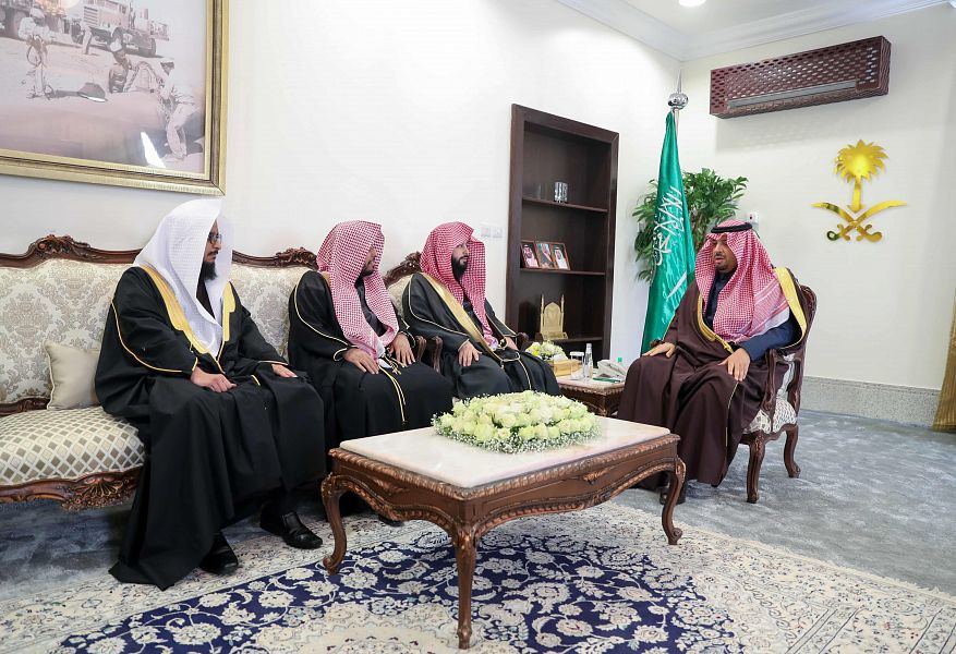 سمو أمير منطقة الحدود الشمالية يستقبل رئيس المحكمة العامة بطريف وعدداً من القضاة