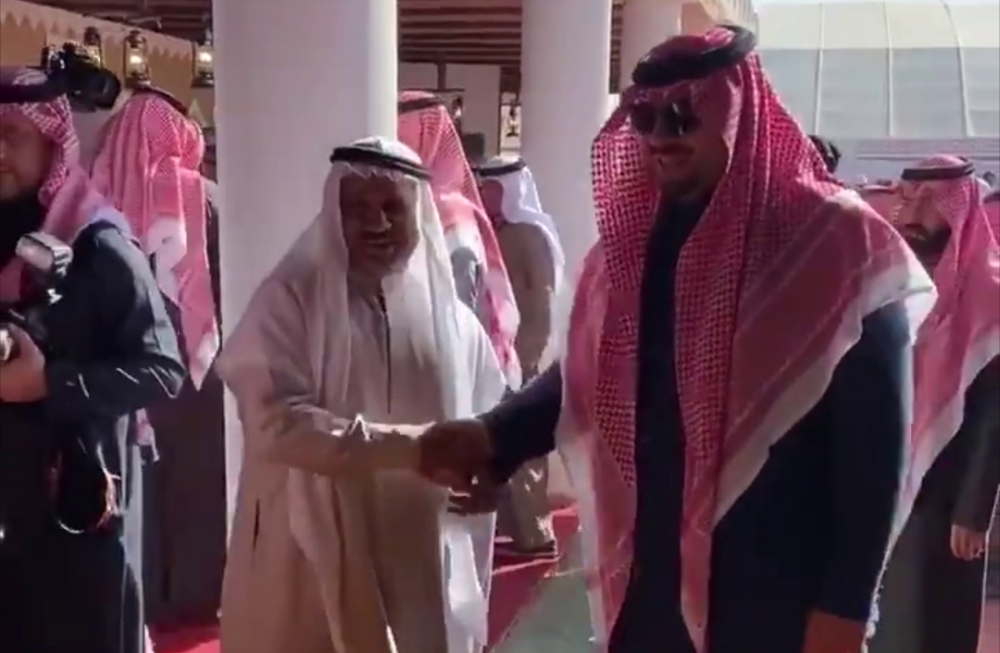 سمو أمير منطقة الحدود الشمالية يزور جناح النادي الأدبي بمهرجان الصقور السادس بطريف