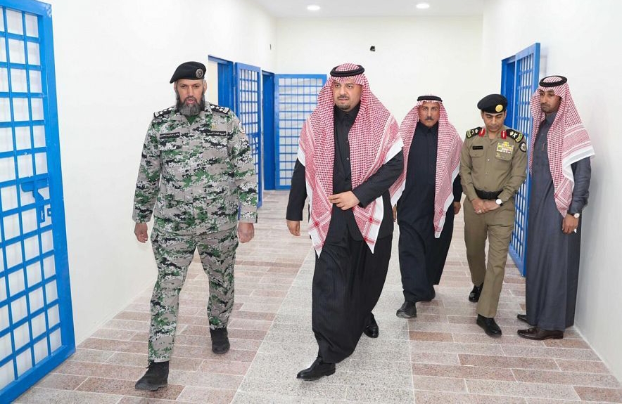 سمو أمير منطقة الحدود الشمالية يتفقد سجن محافظة طريف