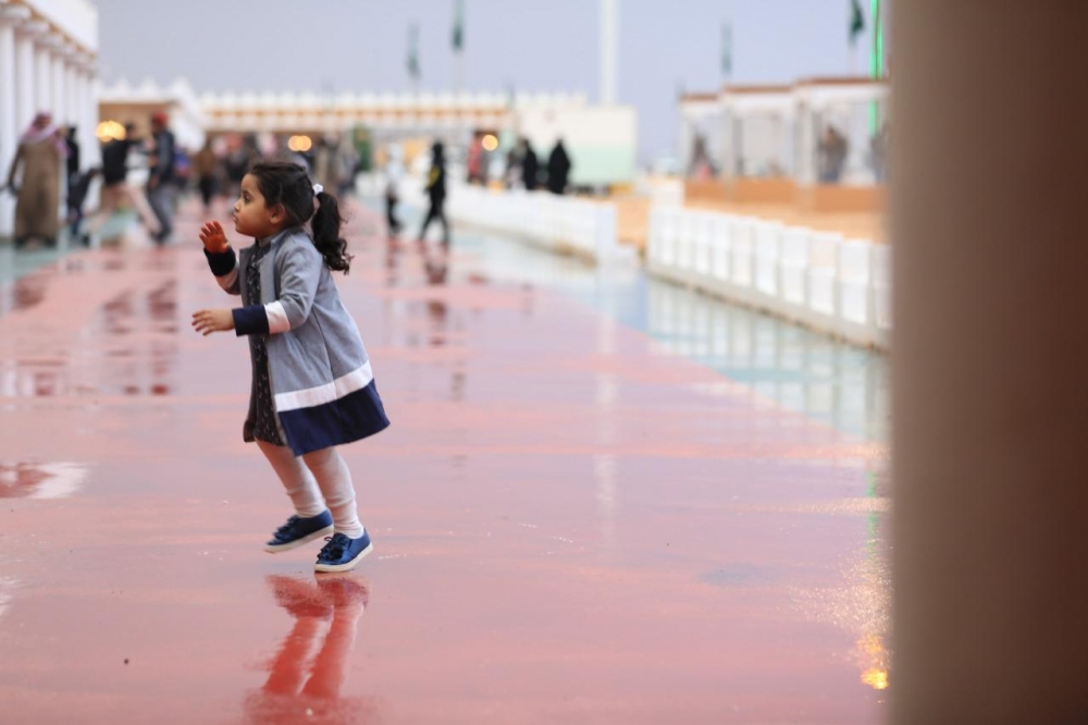 مهرجان الصقور يستقبل الأهالي بالأمطار .. والصغار يبحثوا عن الطيور