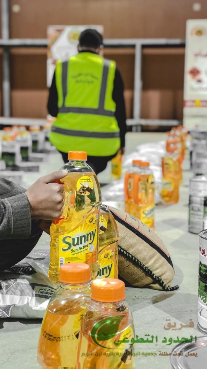 جمعية ابن شريم الخيرية توزع السلة الغذائية على مستفيديها