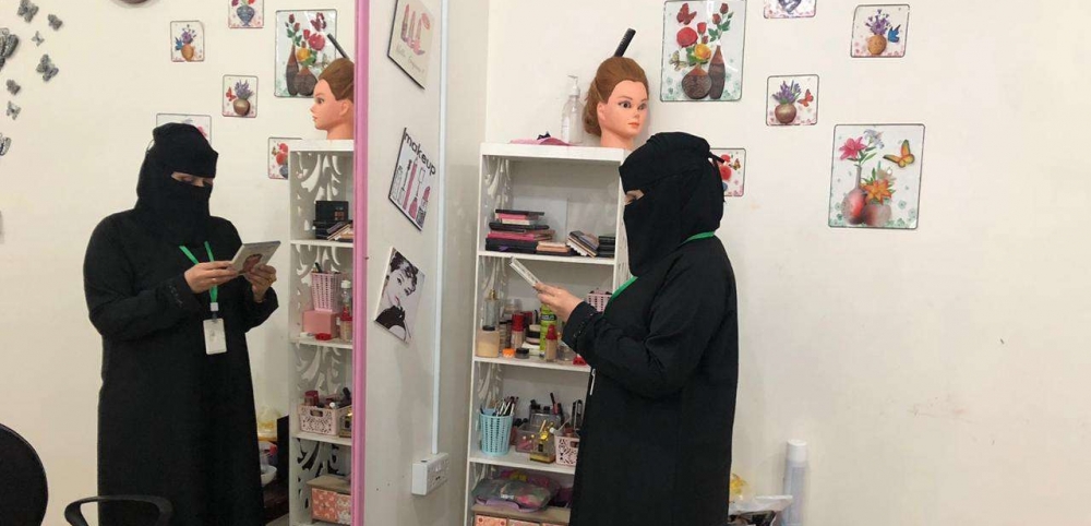 رئيسة البلدية النسائية بعرعر تقوم بزيارة وعمل جولات رقابية على عدد من المحلات النسائية والصالونات بمحافظة طريف