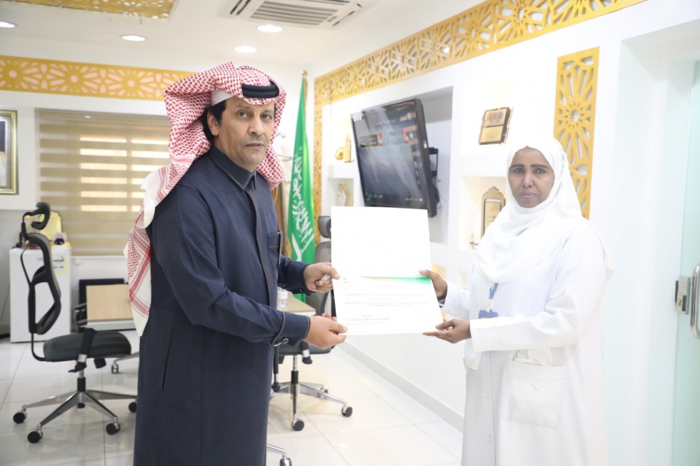 مدير صحة الحدود الشمالية يكرم الممرضه : فاطمه احمد الشيخ لقاء تفانيها بعملها طوال 28 عام