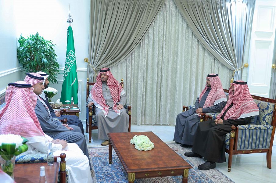 سمو أمير منطقة الحدود الشمالية يستقبل وزير الصحة