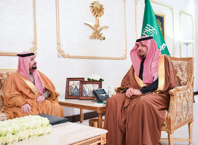 سمو أمير منطقة الحدود الشمالية يلتقي مدير فرع ديوان المحاسبة بالمنطقة