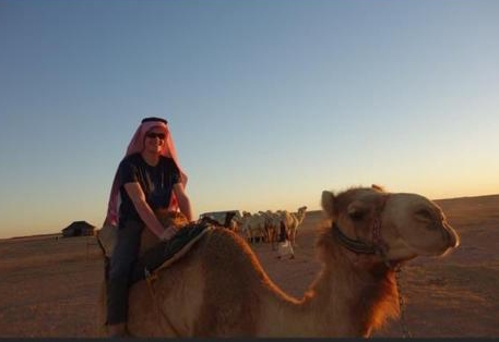 سائح دنماركي يتجول بقرية ( أم خنصر ) ويبدي إعجابه بالمملكة العربية السعودية