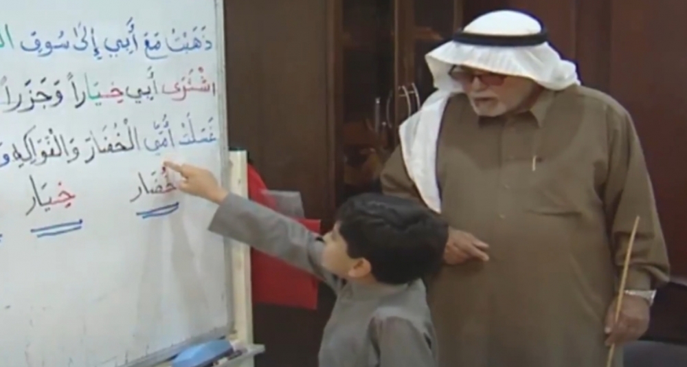 مُعلم مُتقاعد يرفض الراحة ويخصص غرفة بأحد المساجد للتدريس للأطفال منذ 12 عاماً