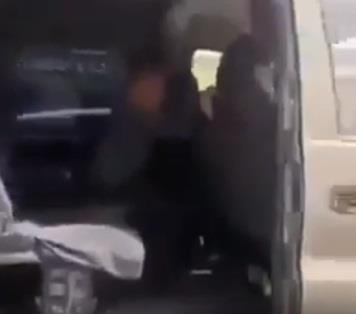 قائد مركبة يعرض حياة أطفال للخطر.. وشخص يتدخل لإيقافه