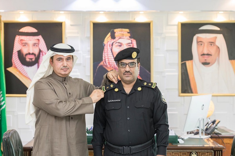 محافظ رفحاء يقلد الرائد عبدالرحمن برغش التمياط رتبته الجديدة