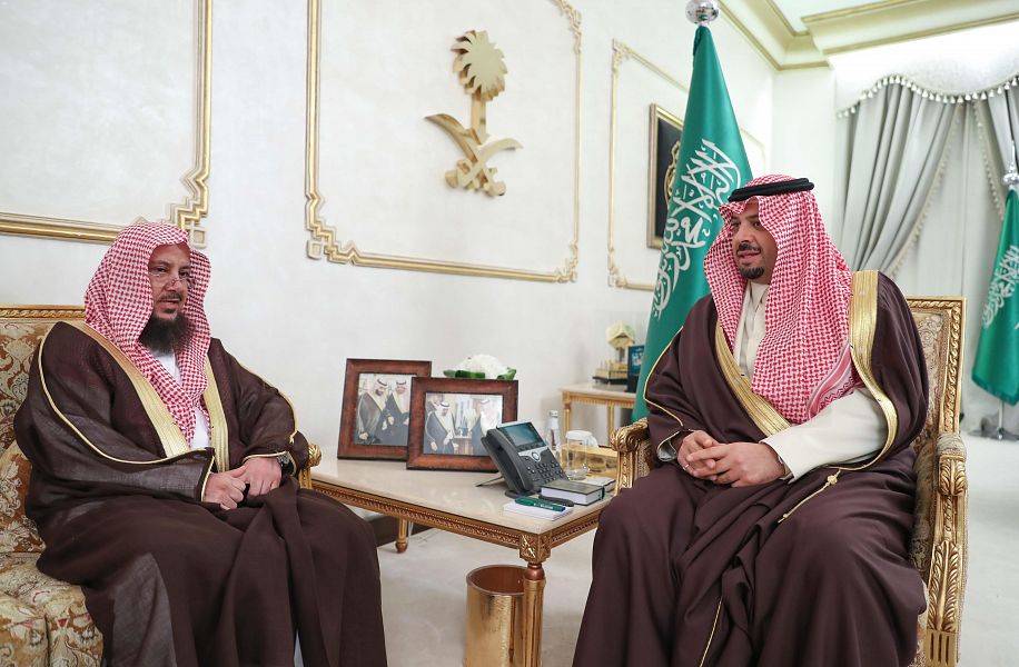 سمو أمير منطقة الحدود الشمالية يستقبل عضو هيئة كبار العلماء الشيخ عبدالسلام السليمان