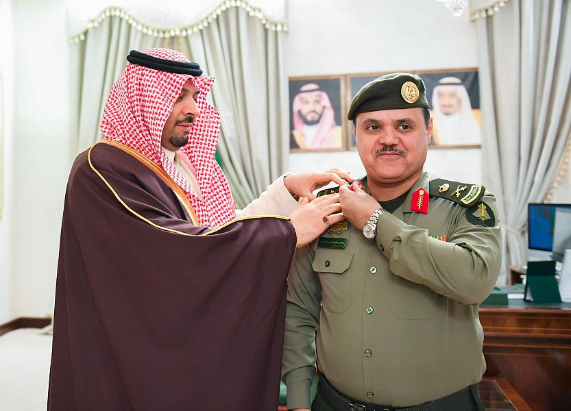 سمو أمير الحدود الشمالية يقلّد مدير جوازات المنطقة رتبته الجديدة