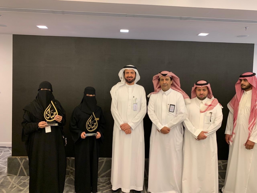 معالي وزير الصحة يُكرم الممرضة : أنوار الدهمشي لتميزها بمسار ( أكثر قصة ملهمة )