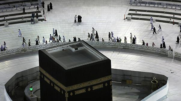 سيدة تحتفي بفتح