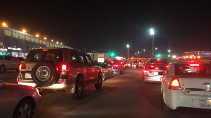 تدفق المسافرين للدخول عبر جسر الملك فهد قبل إغلاقه.. وعزل 70 شخصاً عائدين من دول موبوءة