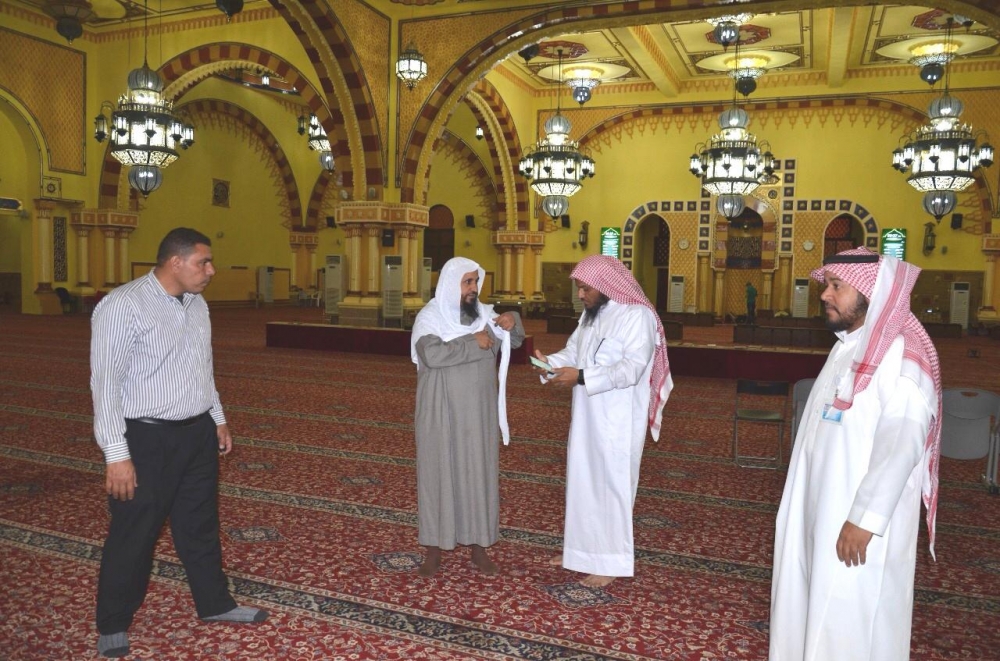 فرع الشؤون الإسلامية بالحدود الشمالية يبدأ حملة تعقيم وعناية للجوامع