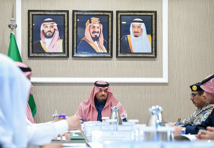 سمو أمير الحدود الشمالية يرأس اجتماع مركز إدارة الأزمات والمخاطر بالمنطقة