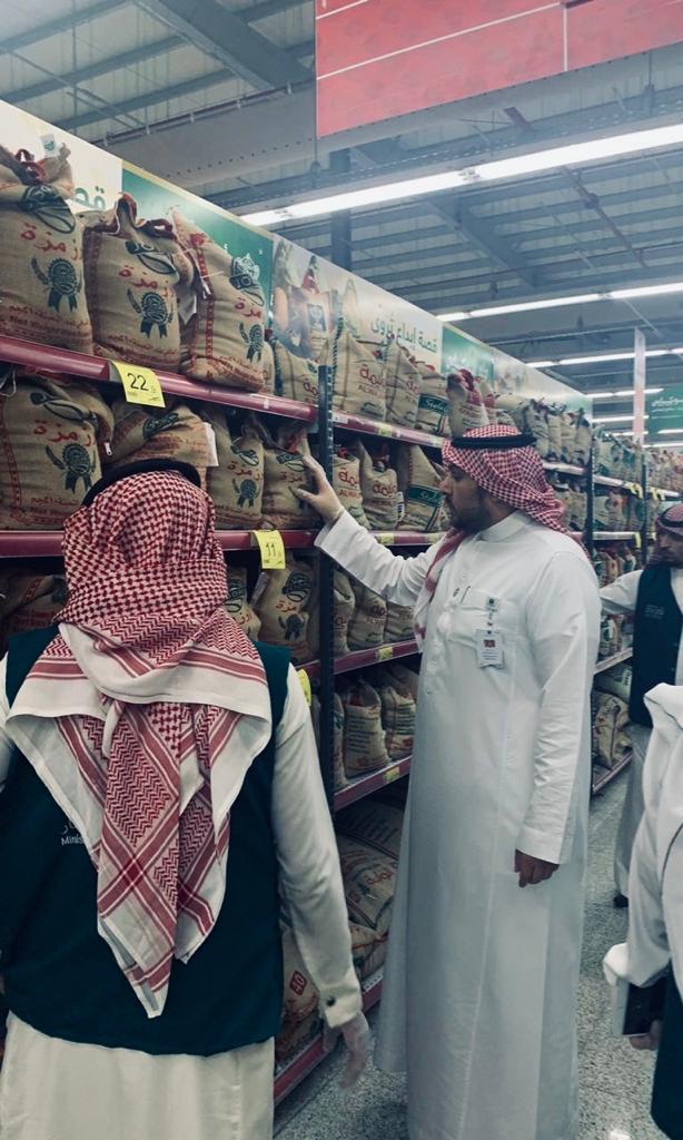 مدير فرع وزارة التجارة بالحدود الشمالية يشارك الفرق الرقابية مهامها للمراقبة على كافة المنشآت التموينية الغذائية