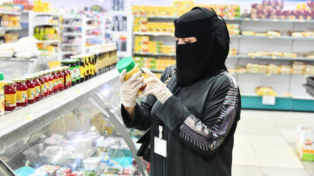 رئيسة البلدية النسائية بعرعر : أغلقنا 12 مشغل و4 نوادي والجولات مستمرة