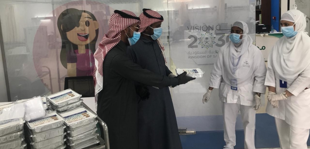 رجل الأعمال : حمود ظاهر العنزي يعفي المستأجرين من دفع ايجار المحلات .. ويقوم بتوزيع 1200 وجبة لأبطال الصحة والتأهيل الشامل